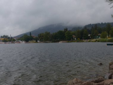 Gerardmer - Ağustos 2020: Gerardmer şehrinin ziyareti - Vosges dağlarının ortasındaki güzel göl turu