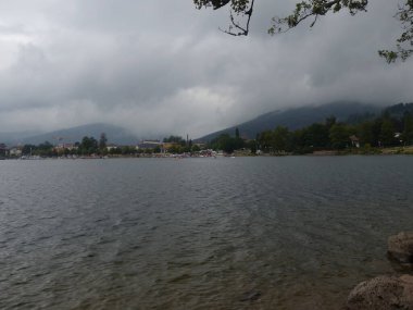 Gerardmer - Ağustos 2020: Gerardmer şehrinin ziyareti - Vosges dağlarının ortasındaki güzel göl turu