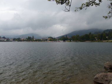 Gerardmer - Ağustos 2020: Gerardmer şehrinin ziyareti - Vosges dağlarının ortasındaki güzel göl turu