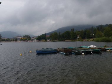 Gerardmer - Ağustos 2020: Gerardmer şehrinin ziyareti - Vosges dağlarının ortasındaki güzel göl turu