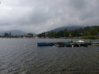 Gerardmer - Ağustos 2020: Gerardmer şehrinin ziyareti - Vosges dağlarının ortasındaki güzel göl turu