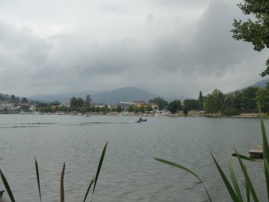 Gerardmer - Ağustos 2020: Gerardmer şehrinin ziyareti - Vosges dağlarının ortasındaki güzel göl turu