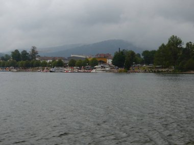 Gerardmer - Ağustos 2020: Gerardmer şehrinin ziyareti - Vosges dağlarının ortasındaki güzel göl turu