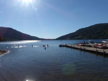 Gerardmer - Ağustos 2020: Gerardmer şehrinin ziyareti - Vosges dağlarının ortasındaki güzel göl turu