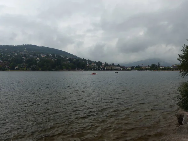 Gerardmer - Ağustos 2020: Gerardmer şehrinin ziyareti - Vosges dağlarının ortasındaki güzel göl turu