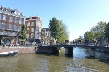 Amsterdam, Eylül 2020: Hollanda 'daki güzel Amsterdam şehrini ziyaret edin