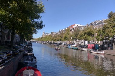 Amsterdam, Eylül 2020: Hollanda 'daki güzel Amsterdam şehrini ziyaret edin