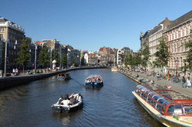 Amsterdam, Eylül 2020: Hollanda 'daki güzel Amsterdam şehrini ziyaret edin