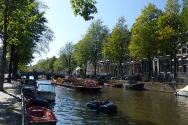 Amsterdam, Eylül 2020: Hollanda 'daki güzel Amsterdam şehrini ziyaret edin