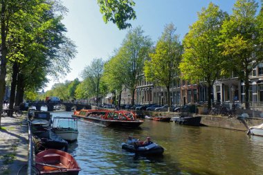 Amsterdam, Eylül 2020: Hollanda 'daki güzel Amsterdam şehrini ziyaret edin