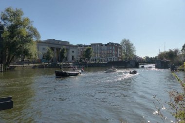 Amsterdam, Eylül 2020: Hollanda 'daki güzel Amsterdam şehrini ziyaret edin