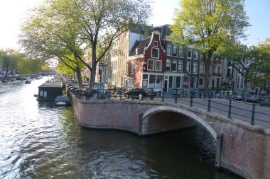 Amsterdam, Eylül 2020: Hollanda 'daki güzel Amsterdam şehrini ziyaret edin
