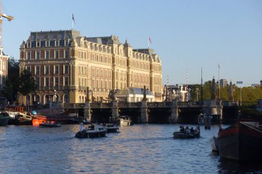 Amsterdam, Eylül 2020: Hollanda 'daki güzel Amsterdam şehrini ziyaret edin