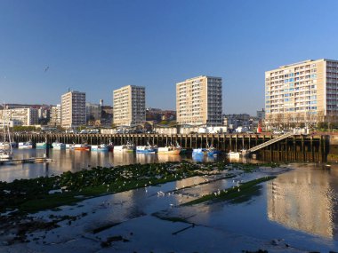 Boulogne sur Mer, Mart 2019: La Liane limanının güzel yansımalarıyla güzel Boulogne sur Mer şehrini ziyaret edin