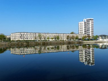 Boulogne sur Mer, Mart 2019: La Liane limanının güzel yansımalarıyla güzel Boulogne sur Mer şehrini ziyaret edin