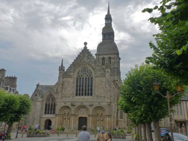 Dinan, Fransa - Ağustos 2018: Brittany 'deki güzel Dinan şehrini ziyaret edin, tahkimatlar ve şehir boyunca
