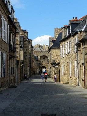 Dinan, Fransa - Ağustos 2018: Brittany 'deki güzel Dinan şehrini ziyaret edin, tahkimatlar ve şehir boyunca