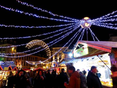 Lille, Aralık 2021: Fransa 'nın güzel Lille şehrini festival döneminde ziyaret edin