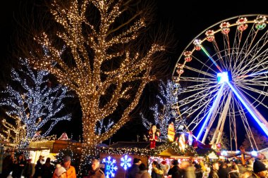 Lüksemburg, Aralık 2019: Şenlik döneminde güzel Lüksemburg şehrini ziyaret edin