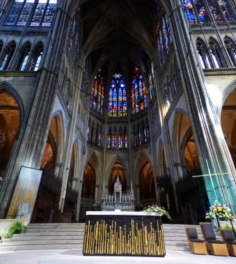 Metz, Fransa - Aralık 2019, Saint-Etienne de Metz Katedrali 'nin merkezi vitray pencereleri