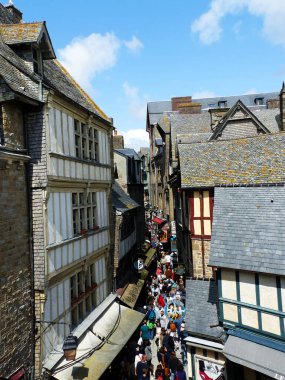 Mont Saint Michel, Fransa - Ağustos 2019: Muhteşem körfezin karşısındaki Mont Saint Michel manzarası.