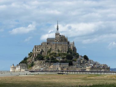 Mont Saint Michel, Fransa - Ağustos 2019: Muhteşem körfezin karşısındaki Mont Saint Michel manzarası.