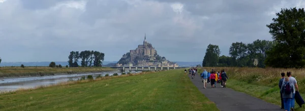 法国圣米歇尔山 2019年8月 横跨壮丽海湾的圣米歇尔山景 — 图库照片