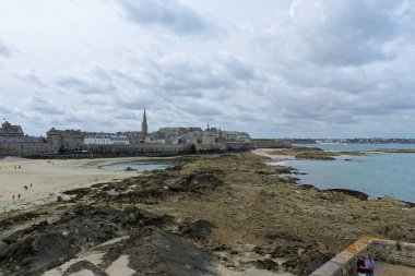 Saint Malo, Fransa - Ağustos 2019: Britanya 'nın özel şehri Saint Malo' yu ziyaret edin, tahkimatlar ve görkemli plajlardan geçerek
