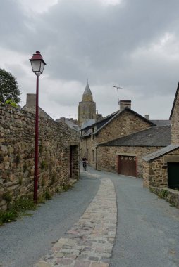 Saint-Suliac, Fransa - Ağustos 2019: Saint-Suliac güzel liman şehrini ziyaret edin