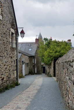 Saint-Suliac, Fransa - Ağustos 2019: Saint-Suliac güzel liman şehrini ziyaret edin