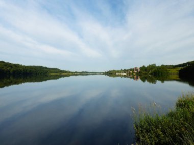 Val Joly, Haziran 2019: Fransa 'nın kuzeyinde Val Joly' nin park ve gölünde yürüyüş yapmak