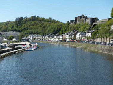 Bouillon, Mayıs 2019 - Belçika Ardennes 'deki güzel Bouillon kalesinin manzarası