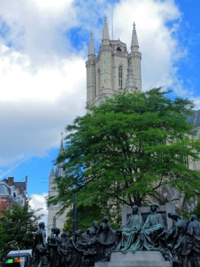 Belçika 'nın güzel Gent şehrini kalesi, harcı ve grafiti sokağıyla ziyaret edin.
