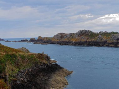 La pointe du Groin, Fransa - Ağustos 2018: İngiliz Manş Denizi 'nde güzel bir yelkenlinin geçişi ile İngiltere' de Pointe du Kasık etrafında yürüyüş