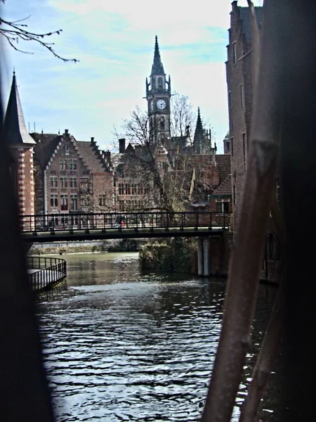 参观美丽的比利时根特市 那里有城堡 车辙和涂鸦街 — 图库照片