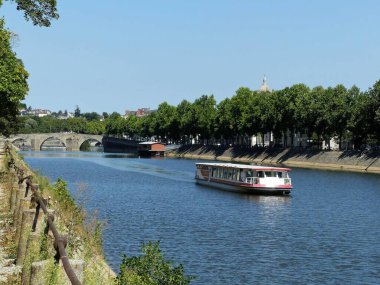 Laval, Fransa - Ağustos 2018: Mayenne nehri manzaralı Laval şehrini ziyaret edin