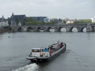 Maastricht, Hollanda - Temmuz 2022: Güzel Maastricht şehrini ziyaret edin - Dini anıtların manzarası