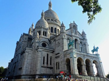 Paris Montmartre tepesindeki Bazilika 'yı ziyaret et.