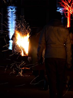 Oignies, Fransa - 02 Aralık 2022 - Saint Barbara Havai fişek Festivali - madenciler, itfaiyeciler ve havai fişekçiler festivali. Eski bir maden binasında organize edilmiş.