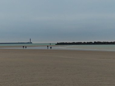 Ocak 2023, Dunkerque - Dunkerque sahilinde kış yürüyüşü - Deniz fenerinin manzarası