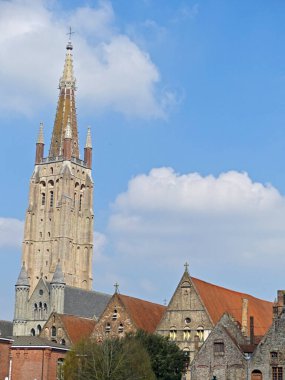 Bruges, Nisan 2023: Kuzey Venedik 'teki Bruges binalarının muhteşem cepheleri