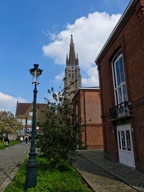 Bruges, Nisan 2023: Kuzey Venedik 'teki Bruges binalarının muhteşem cepheleri