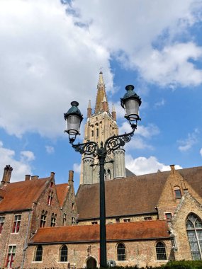 Bruges, Nisan 2023: Kuzey Venedik 'teki Bruges binalarının muhteşem cepheleri