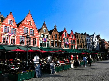 Bruges, Nisan 2023: Kuzey Venedik 'teki Bruges binalarının muhteşem cepheleri