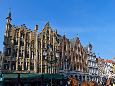 Bruges, Nisan 2023: Kuzey Venedik 'teki Bruges binalarının muhteşem cepheleri