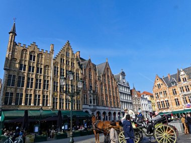Bruges, Nisan 2023: Kuzey Venedik 'teki Bruges binalarının muhteşem cepheleri