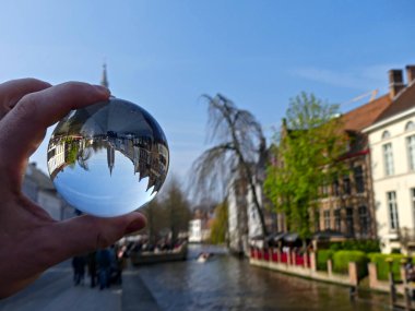 Bruges, Nisan 2023: Bruges binalarının muhteşem cepheleri, bir mercekle Venedik.