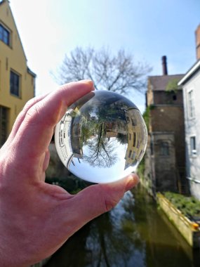 Bruges, Nisan 2023: Bruges binalarının muhteşem cepheleri, bir mercekle Venedik.