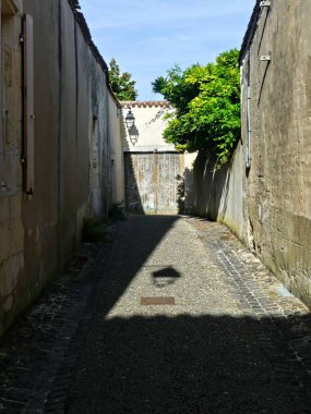 Saint-Martin-de-R, Ağustos 2024 Fransa 'nın Atlantik kıyısındaki Ile de R' deki güzel Saint-Martin-de-R kasabasını ziyaret edin..