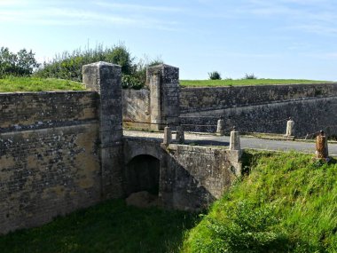 Saint-Martin-de-R, Ağustos 2024 Fransa 'nın Atlantik kıyısındaki Ile de R' deki güzel Saint-Martin-de-R kasabasını ziyaret edin..
